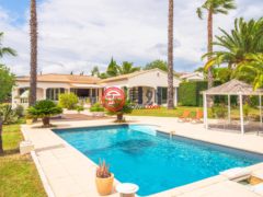 居外网在售法国4卧2卫的独栋别墅总占地2000平方米约人民币9,361,908